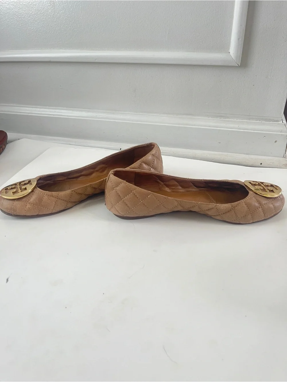 Tory Burch Flats Size 9 Sand With Gold Emblem Quilted Minnie Flats - Picture 8 of 8